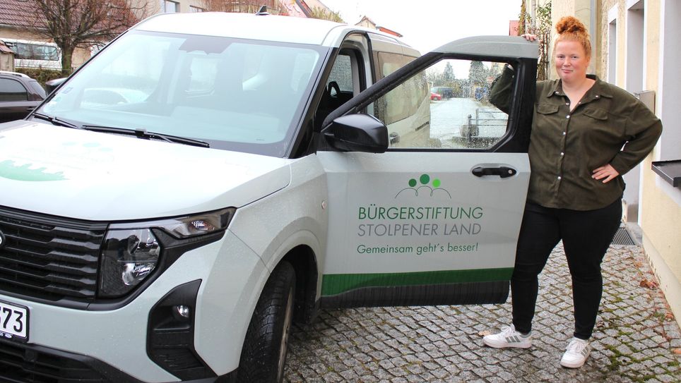 Der Stiftungsvorstand Nicole Gräfe mit dem neuen Dienstfahrzeug der Stolpener Bürgerstiftung.