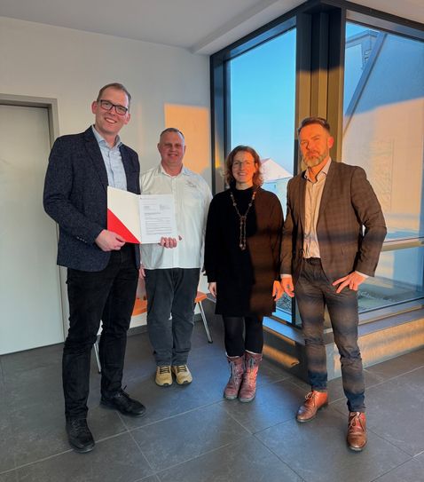 Thomas Rublack, Sven Rüdiger, Monique England und Steffen Froneberg (v. l.) bei der Übergabe des Fördermittelbescheides.