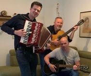 Einmal im Monat treffen sich die drei Trilex-Lokführer zur gemeinsamen Probe. Sie hoffen auf mehr Auftritte, um zu zeigen, was »wir musikalisch alles drauf haben«, so Gitarrist und Sänger Holger Herrmann (r.), hier bei einer Probe mit Karl Kujau (l.) und Steffen Hentschel.