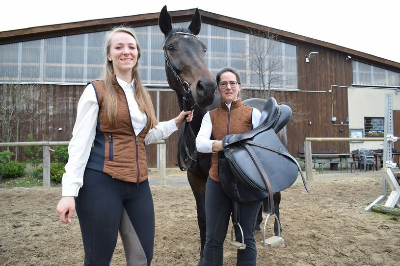 Tochter Ronja Engelbrecht (links) und Mutter Stefanie Engelbrecht konnten mit ihrem Fachwissen überzeugen und haben die Verantwortung im Reiterhof.