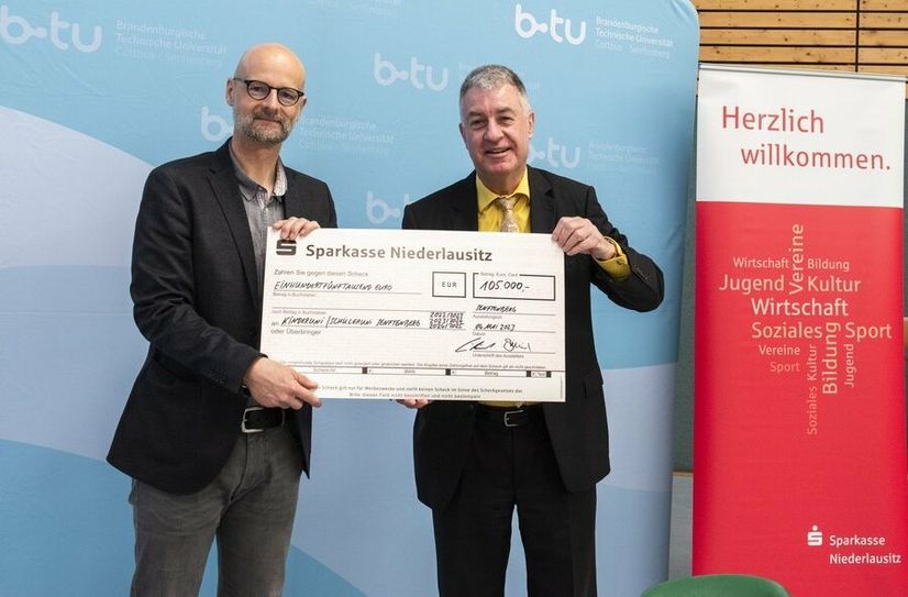 Freude über die hohe Förderung der BTU-Nachwuchsprojekte: Der Vizepräsident der BTU Cottbus-Senftenberg für Studium und Lehre, Prof. Dr. Peer Schmidt (li.), und der Vorsitzende des Vorstandes der Sparkasse Niederlausitz, Lothar Piotrowski, mit dem symbolischen Scheck.