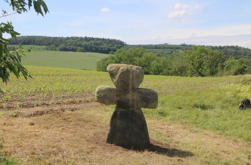 Das Steinkreuz steht wieder am Wegesrand bei Burkhardswalde.
