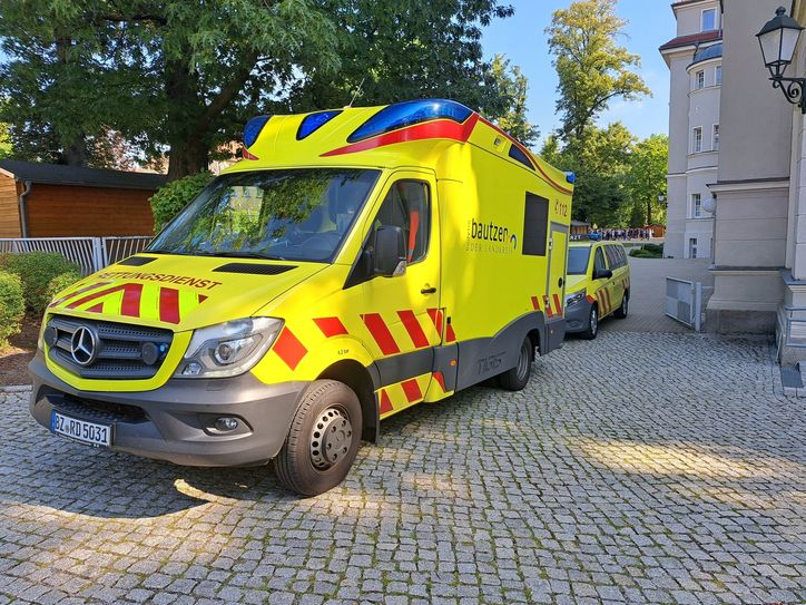 Bei dem Amoklauf am Bischofswerdaer Schulkomplex wurde ein Achtjähriger Junge schwer verletzt. Auch der Täter musste medizinisch betreut werden.