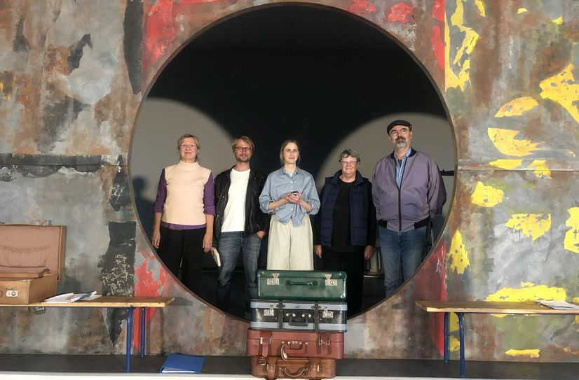 Auf der Bühne im Dorfkrug Großkoschen inszeniert Ulrike Müller (l.) das Stück »Blick zurück nach vorn«. Mit dabei sind Robert Eder (2.v.l.) Lena Conrad (Mitte), Sybille Böversen (2.v.r.) und Mirko Warnatz (r.).