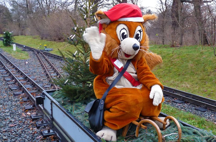 Parkolino, das Maskottchen der Parkeisenbahn, lädt Groß und Klein herzlich ein.