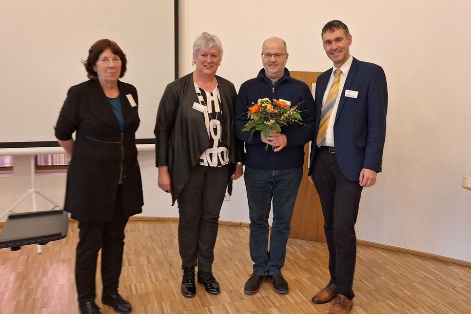 Jörg Dunger (2.v.r.) ist zum Präses der Kreissynode gewählt worden. Er folgt Marco Bräunig (re.). Zum Präsidium gehören außerdem Grit Sprotte aus Münchhausen (2.v.l.) und Renate Nowotnick (li.) aus Luckau.