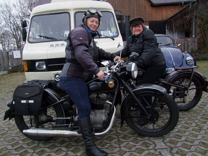 Seit Mitte der 90er Jahre sind Simone Messerschmidt (li.) und Andrea Messerschmidt bei den Ottendorfer Oldtimerfreunden. Die beiden Frauen haben ein Faible für historische Kräder, beide fahren AWO-Motorräder aus den 50er Jahren.