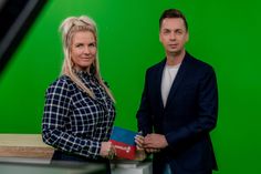 Moderatorin Katja Hubatsch und Geschäftsführer Martin Hanschick im GreenScreen-Nachrichtenstudio.