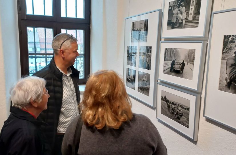 Fotos von Hellmut Fuchs regten zur Diskussion an.