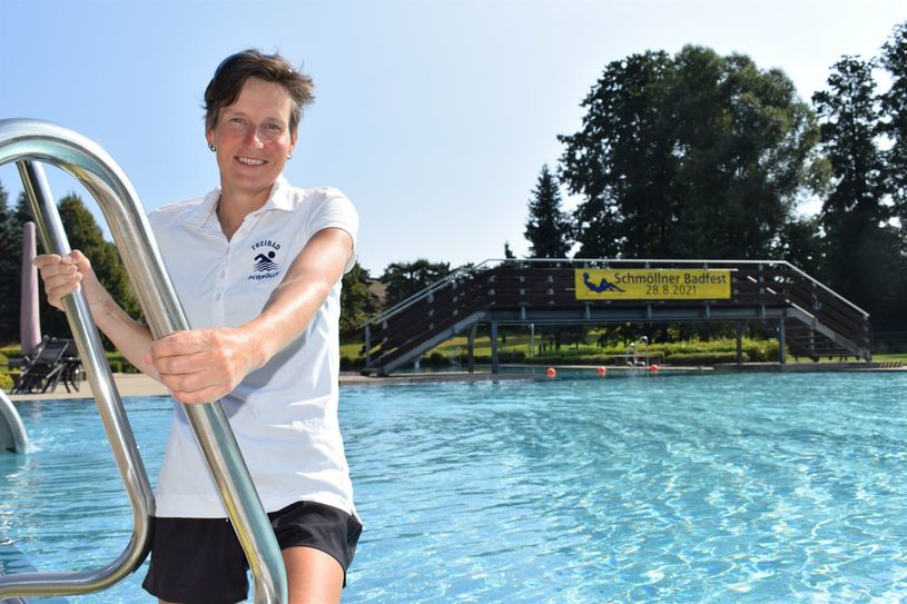 Schwimmeisterin Pia Gäbler vom Freibad Schmölln-Putzkau ist vorbereitet auf die neue Freibadsaison.