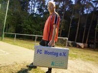 Ein Mann für alle Fußball-Fälle: Kirsten Schmidt ist seit 2001 dabei, mit seinen 56 Lebensjahren gehört er nicht nur zu den erfahrensten Hobbykickern im Team, er ist obendrein auch Coach und Mannschaftsbetreuer, kurzum: die gute Seele des FC Montag.