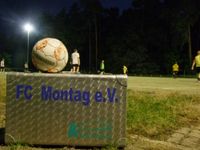 Aktuell hat der FC Montag einen 25-köpfigen Kader. Mit der  Trainingsbeteiligung ist Coach Schmidt zufrieden: meist kommen zwischen zehn und 15 Spieler zum Montagstraining.