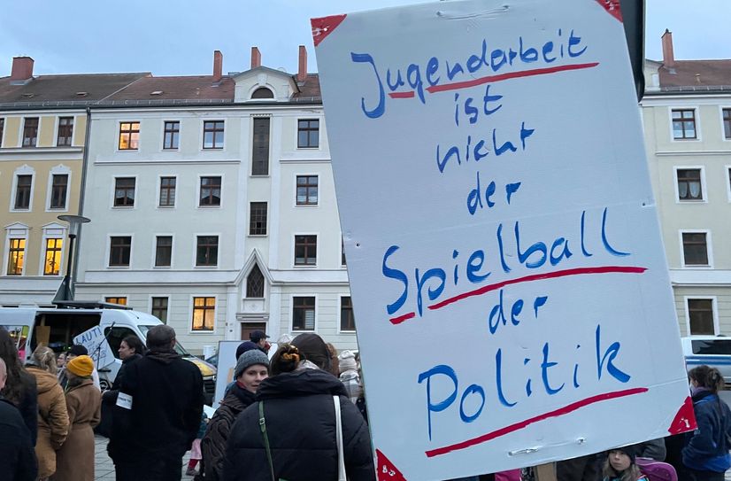 Vor der Sondersitzung des Kreistages demonstrierten Mitarbeiter der Jugendhilfe vor dem Beruflichen Schulzentrum in Görlitz, in dem die Sitzung stattfand.