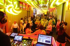 Nüchterne Rathaus-Atmosphäre? Nicht bei der großen Frauentags-Party. DJ Ronald Hänzka legte auf und die Tanzfläche war voll. Das Rathaus bebte zu den Beats.