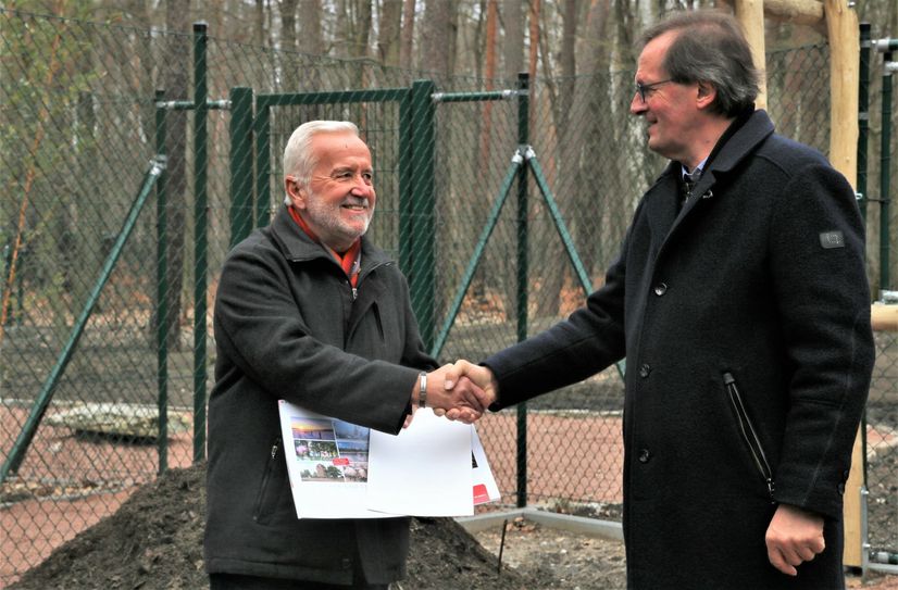 Sie sind sich einig. Den Pavianen soll es besser gehen. Elbe-Elster-Sparkassenvorstand Jürgen Riecke (re.) und Fördervereinsvorsitzender Manfred Schäfer (li.) während der Fördergeldübergabe und Zusage weiterer Mittel vor dem künftigen Zuhause der Paviane. Foto: J. Weser