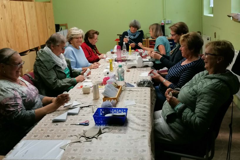 Frauen des »Fördervereins am Museum OSL« gestalten Baumschmuck für die kommende Weihnachtsbaumausstellung im Museum Schloss und Festung Senftenberg.