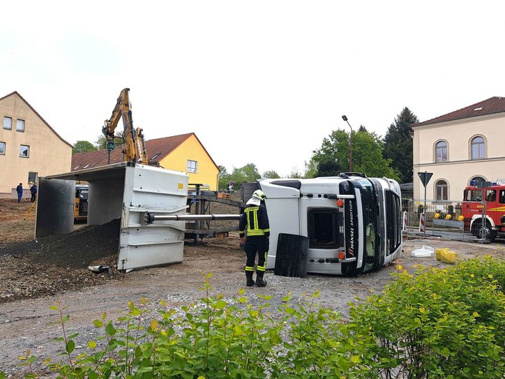 Der LKW war auf einer Baustelle in der Süßmilchstraße umgekippt.