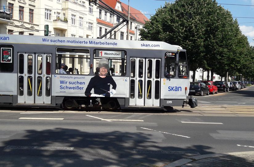 Eine Straßenbahnen ähnlich dieser, nur eben mit Zeiss-Aufdruck wird am 16. Mai zur Karrierebahn, erhält dafür auch eine spezielle Beklebung. Die war leider zum Redaktionsschluss noch nicht fertig.