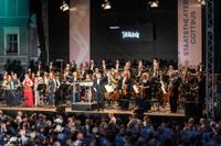 Impression von der Walzernacht 2023 auf dem Cottbuser Altmarkt (7. Juli 2023). Auf der Bühne: GMD Alexander Merzyn (Bildmitte vorn) und das Philharmonische Orchester des Staatstheater Cottbus.