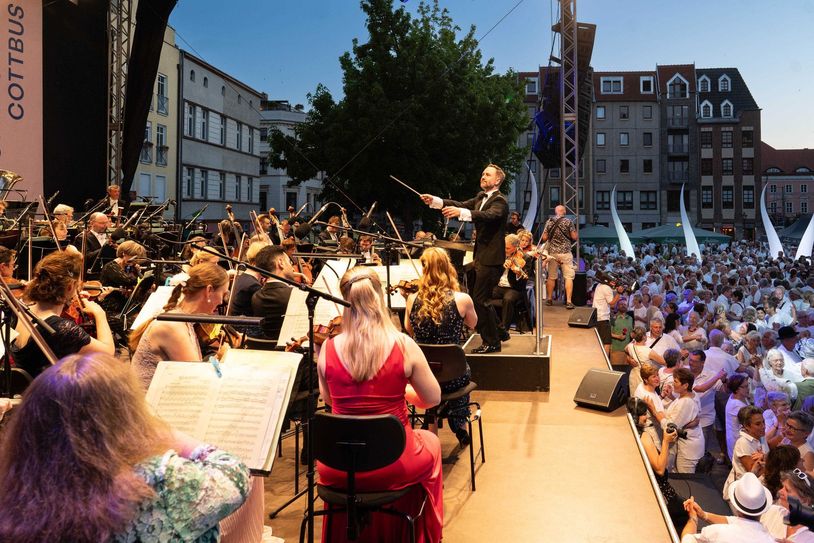 Impression von der Walzernacht 2023 auf dem Cottbuser Altmarkt (7. Juli 2023). Auf der Bühne: Das Philharmonische Orchester des Staatstheater Cottbus unter der Leitung von GMD Alexander Merzyn.