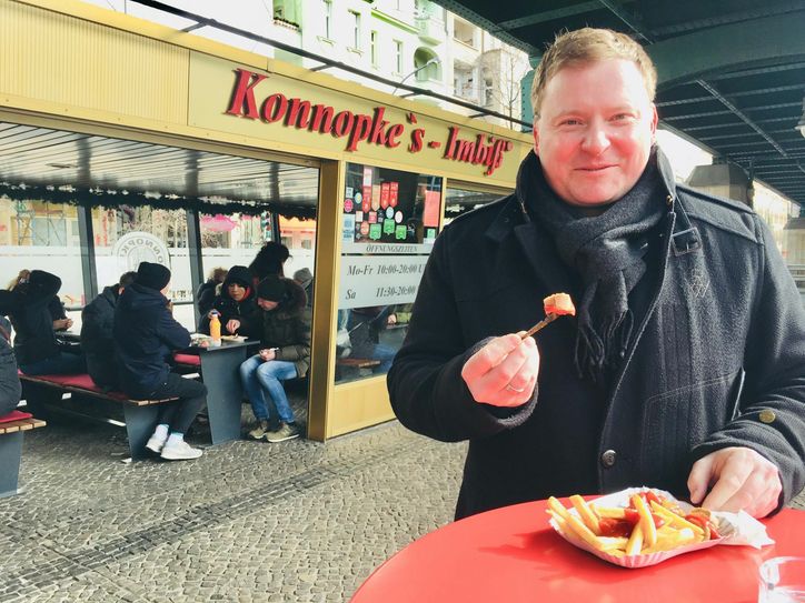 Die beliebte Currywurst am Berliner Konnopke-Imbiß – der Sportplatz in Groß Döbbern soll nach dem berühmten Wurstmaxe benannt werden. Foto: privat