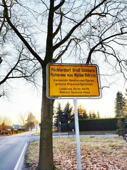 Das rekordverdächtige Ortseingangsschild von Groß Döbbern mit 133 Zeichen. Foto: Steffi Dubrau