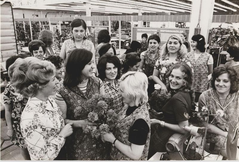 Näherinnen gratulieren im TKC ihren polnischen Kolleginnen 1974 zum Nationalfeiertag. Fotos der Serie: Erich Schutt
