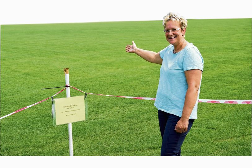 Anke Schulz vor der erneuerten Rasenfläche, die zum Ostseefest erstmals wieder betreten und bespielt werden kann. Foto: Georg Zielonkowski