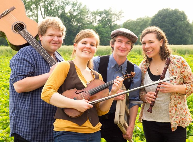 Die Band „Mic Tire“ sind (v.li.n.re.) Johannes Kretschmer (Gitarren, Bass, Banjo, Waschbrett), Ulrike Speich (Geige, Bratsche), Dominik Krügel (Piano, Percussion) und Carina Schmölzer (Flöten,Tin Whistle, Low Whistle). Foto: Annette Wolf-Leitz, LICHTgestalten Redwitz