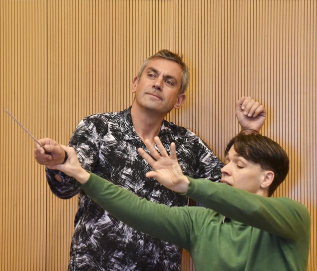 Während der Dreharbeiten zur Sendereihe „Kulturlandschaften“ (3sat) im Probenzentrum des Staatstheaters Cottbus: Evan Christ (rechts) probt mit Wladimir Kaminer das Dirigieren. Foto: Marlies Kross