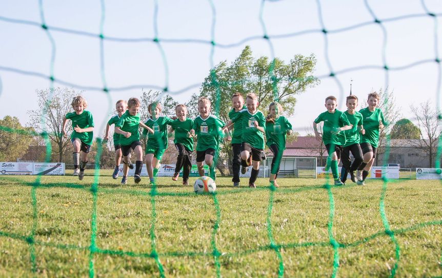 Die jungen Kicker des SV Grün-Weiß hoffen auf ein baldiges gemeinsames Training. Foto: Fischer, Fischerman‘s Lens