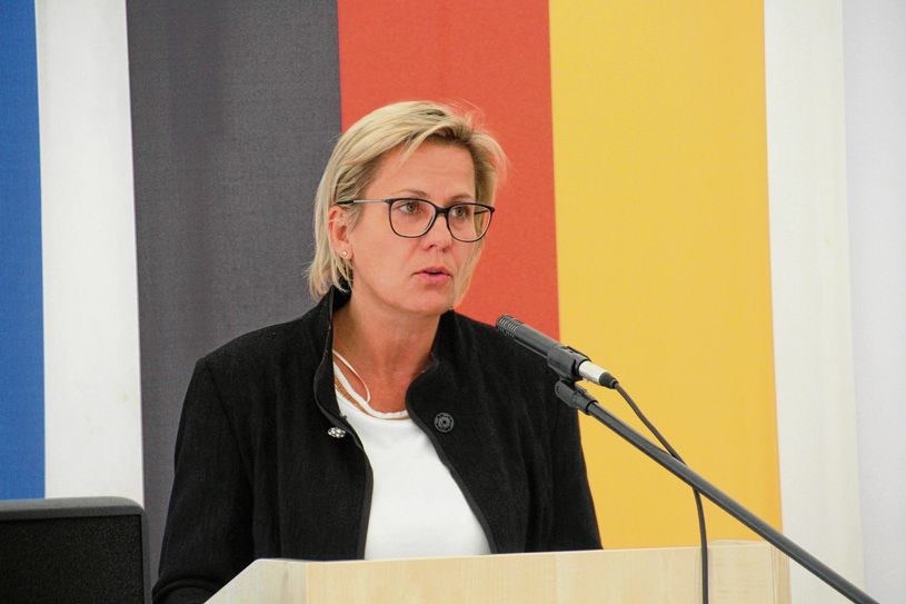 Die Sächsische Staatsministerin für Soziales und Verbraucherschutz, Barbara Klepsch, sprach beim Richtfest. Foto: Keil