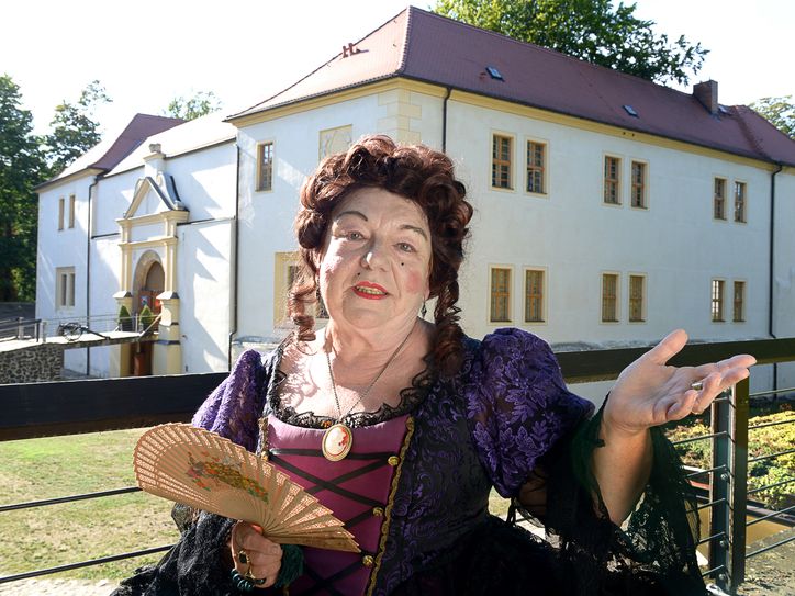 Monika Auer führt als Frau des Alchemisten Klettenberg durch die Senftenberger Festung. Foto: Steffen Rasche.