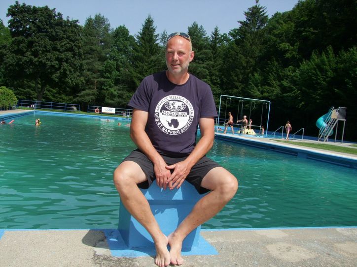 Der neue Vorstandvorsitzende des Karswaldbadvereines, Holm Timm, hat große Pläne mit dem Freibad. Hier soll sich künftig ein Großteil des kulturellen Lebens der Gemeinde abspielen. Foto: Rainer Könen