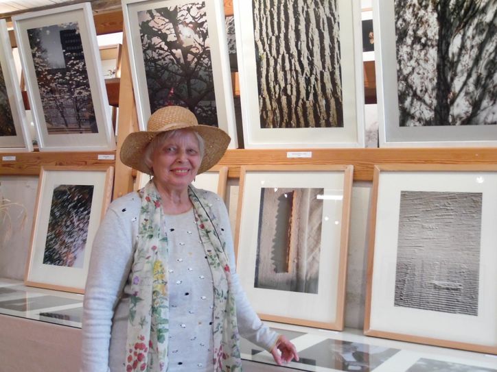 Helga Luzens vor ihren Fotos