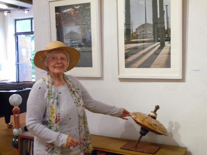 Helga Luzens mit Fotos und einer Kreiselkeramik von Martina Hassel