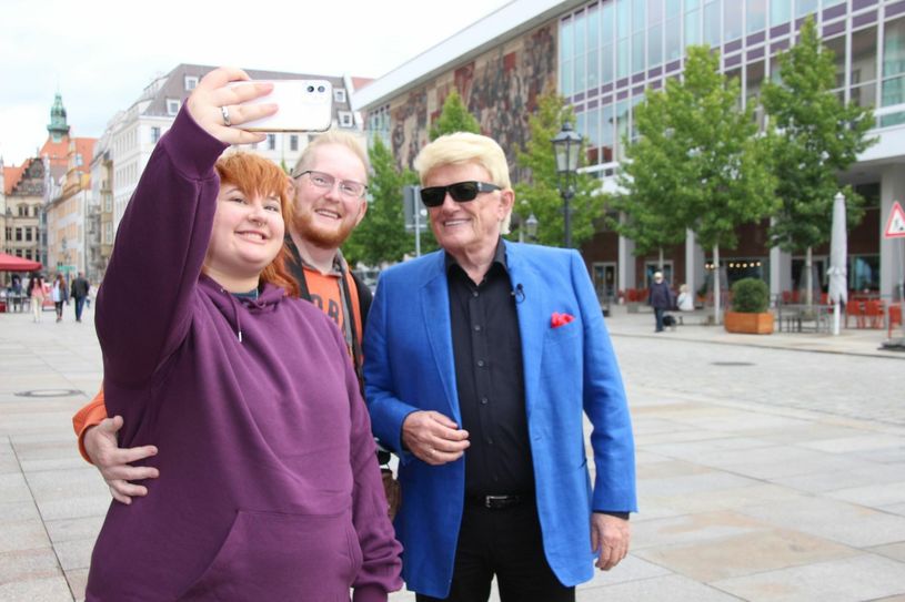 "Bitte ein Selfie" - Heino (der Rocker) mit sehr jungen Fans.