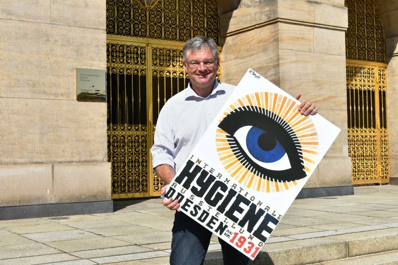 Holger Zastrow mit einem Plakatmotiv für die II. Internationale Hygiene Ausstellung 1930/31 in Dresden. Foto: Schiller