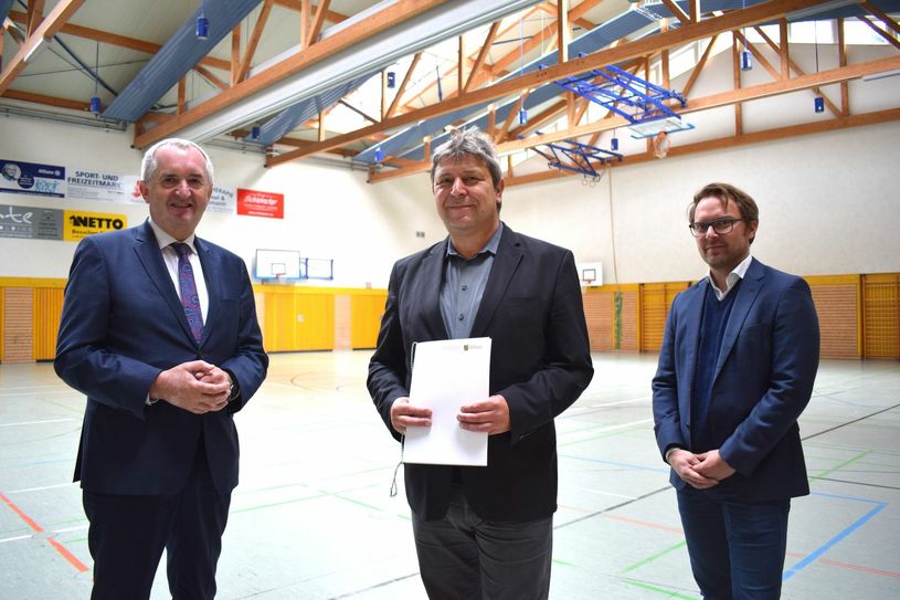 Der Staatsminister für Regionalentwicklung, Thomas Schmidt, übergab an Oberbürgermeister Prof. Dr. Holm Große den Fördermittelbescheid, mit den auch der Architekt Sebastian Fest (v.l.) seine Vorstellungen umsetzen kann. Foto: spa