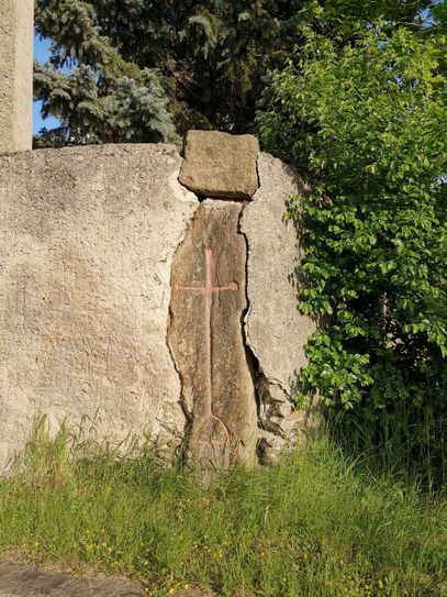 Dem mittelalterlichen Gerichtsstein in Paußnitz nachempfunden, wurde zum 900. Geburtstag des Ortes jetzt ein echtes Schwert im Stein gestiftet.   Fotos: Müller-Bahlmann