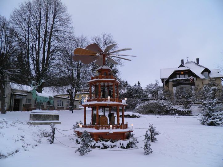 Die Weihnachtspyramide am Kurplatz Hartha. Der Schnee kann nicht garantiert werden.   Foto: Archiv