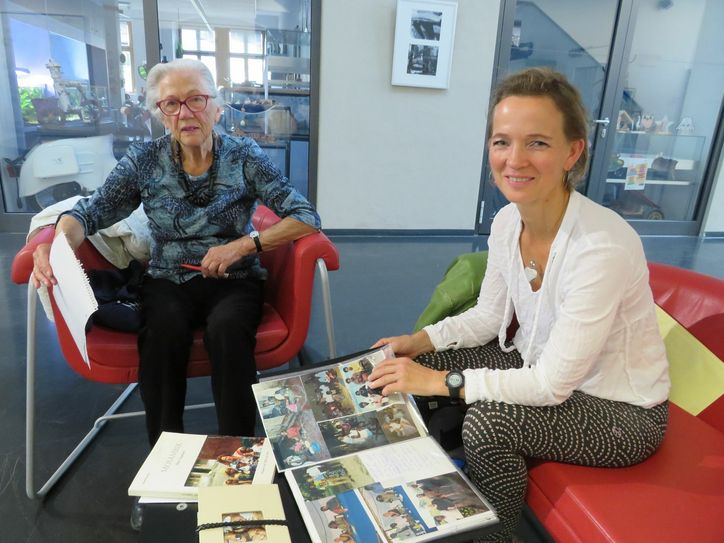 Maja Lehmann (rechts), hier im Gespräch mit der Gründerin und langjährigen Leiterin des Vereins »Projektarbeit Mosambik«, Waltraud Spill, möchte die ehemaligen afrikanischen Vertragsarbeiter gern regelmäßig unterstützen. Foto: Silke Richter