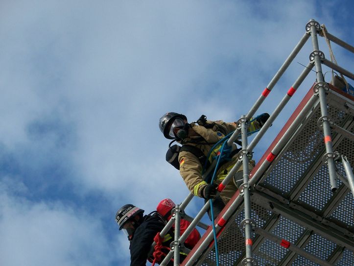 Phillip Mooser vom TFA Team der Feuerwehr Lübben mit vollem Einsatz dabei: Beim Schlauchpaket den Turm hochziehen..... Foto: TFA Team Lübben