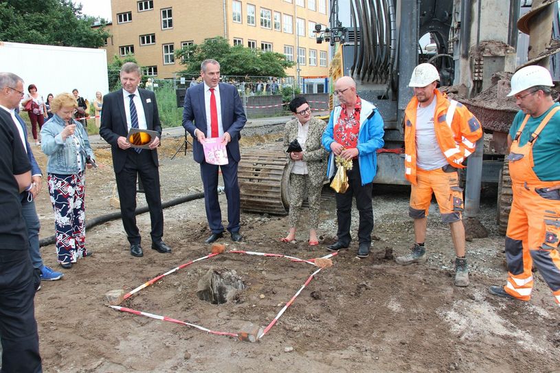 Die Zeitkapsel, bei der Grundsteinlegung für das neue Werkstattgebäude, wurde nicht mit Sand, sondern mit Requisiten bedeckt.