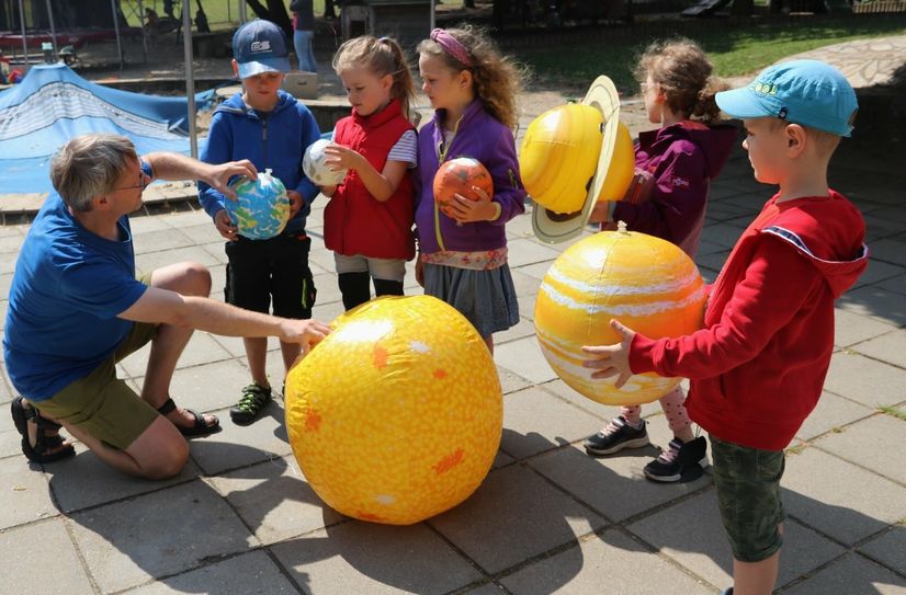 Nils Schmeißer erklärt den Kindern das Sonnensystem.