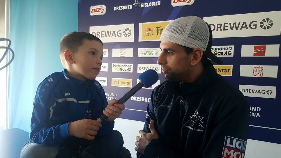 Julius Bachmann (Spieler Bambini) im Gespräch mit Eislöwe Alexander Höller. Foto: Büttner