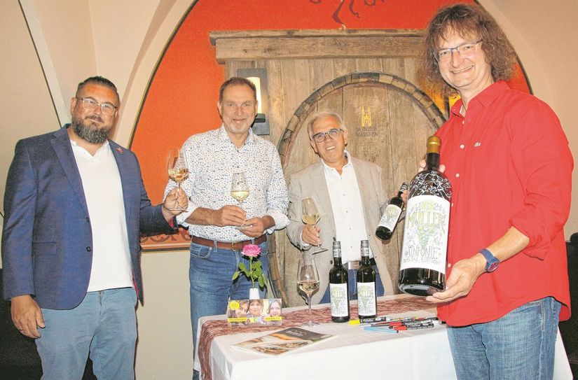 Stellvertretender Einrichtungsleiter der Arche, Marcel Bretschneider, Winzer Steffen Loose, Gastwirt Karsten Müller und Künstler Kay Leonhardt präsentieren die neue »Müllers Sinfonie«. Sie haben sich für  mehrere gute Zwecke zusammengefunden.