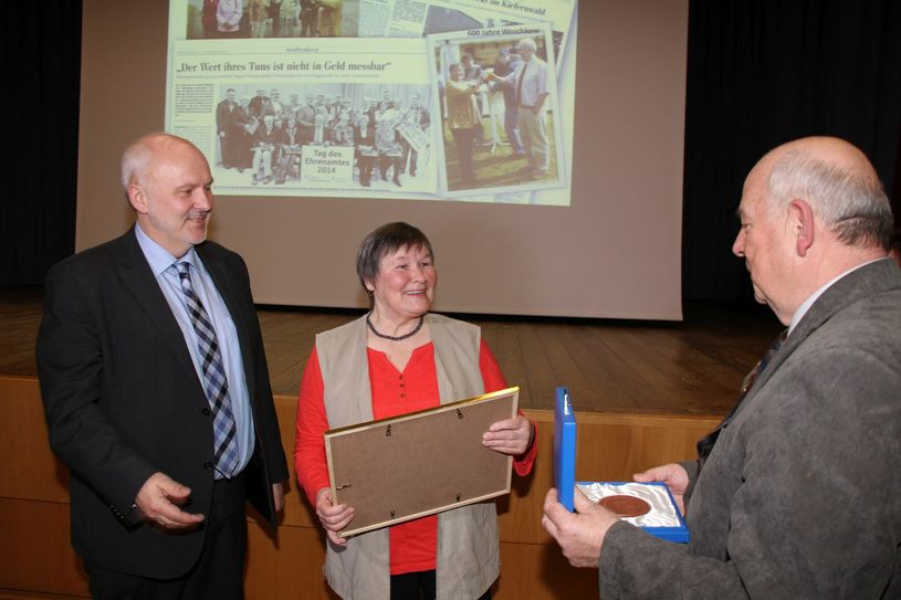 Helga Gunschera (Mitte) hat die Ehrenurkunde von Bürgermeister Thomas Zenker (li.) erhalten. Christoph Schmidtchen (re.), der Vorsitzende der Stadtverordnetenversammlung, übergibt ihr die Ehrenmedaille aus Ton. Fotos: sts / Video: cld