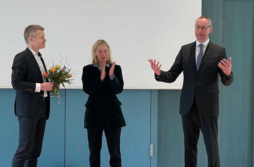 Der Stadtverbandsvorsitzende Christoph Mehnert und die CDU-Fraktionsvorsitzende Katja Gerhardi gratulieren Karsten Vogt (v.l.) zur Nominierung.