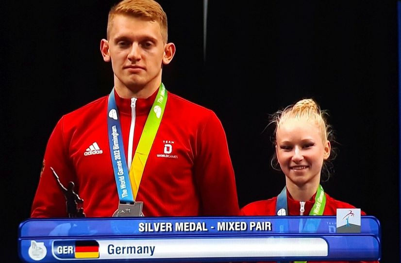 Sportakrobaten holen Silbermedaille in einem packenden Finale.